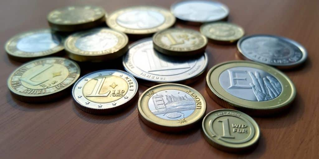 Collection de pièces en Euro sur une surface en bois.