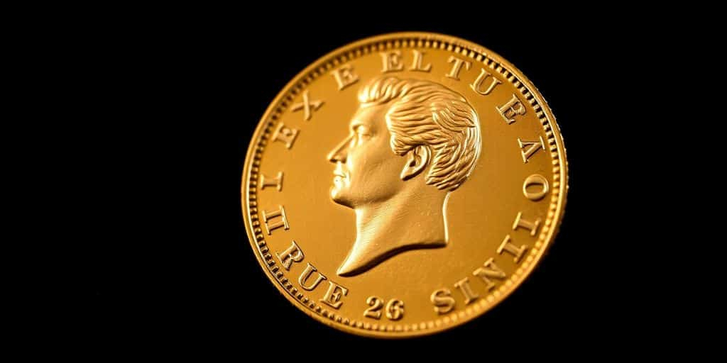 Une pièce de Napoléon en or sur fond sombre.