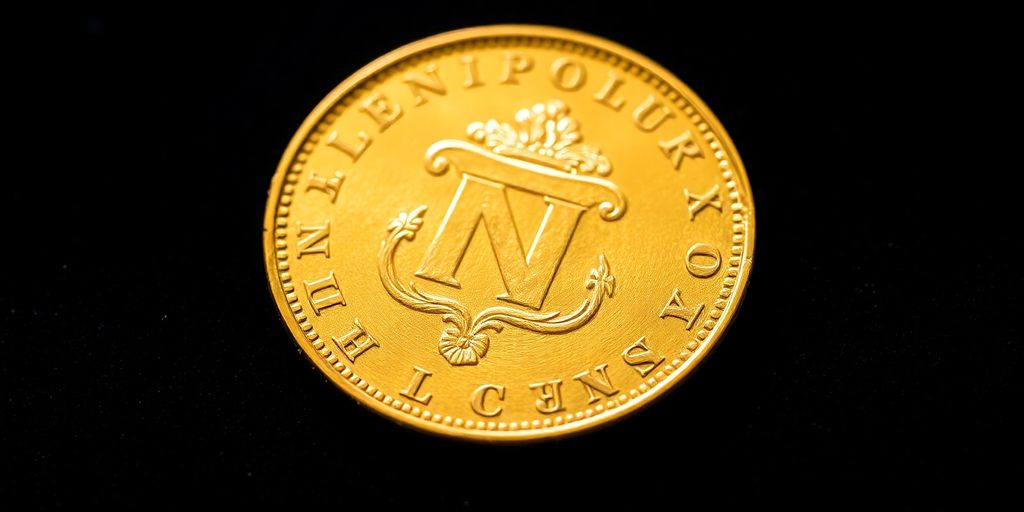 Monnaie en or de Napoléon sur un tissu en velours.