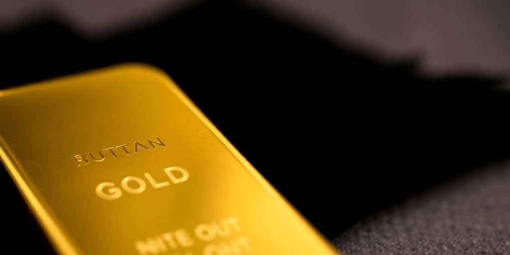 Lingot d'or sur un tissu en velours.