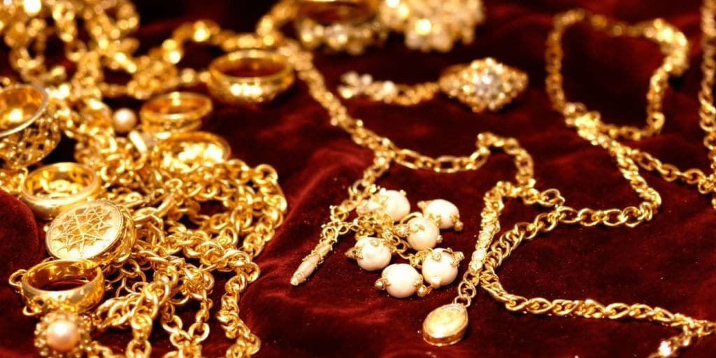 Collection de bijoux en or hérités sur un fond en velours.