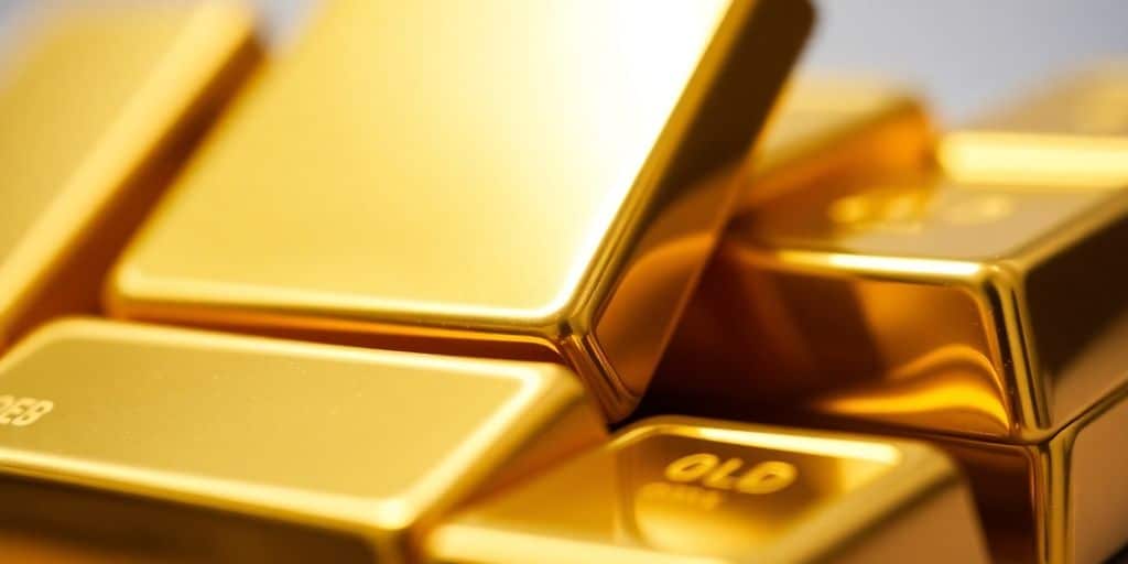 Barres d'or brillantes empilées.