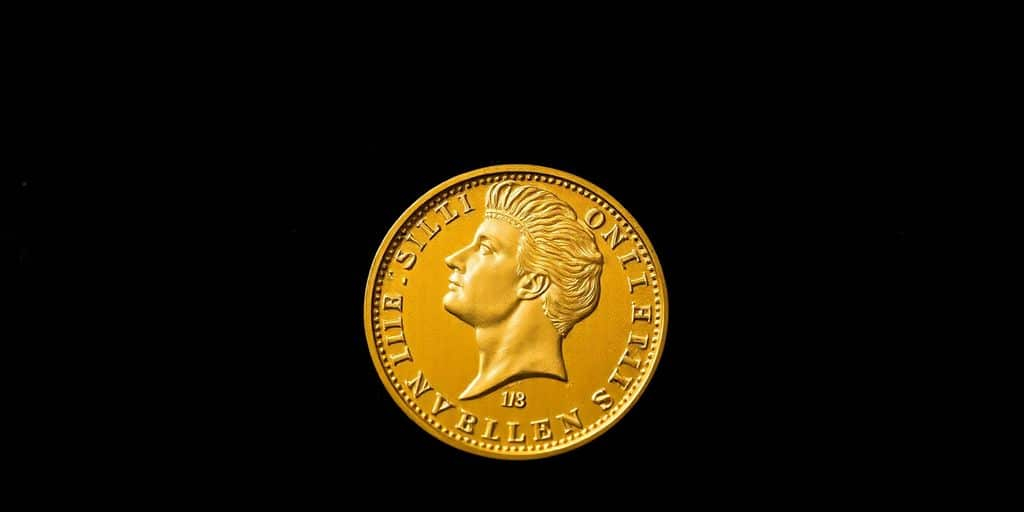 Pièce de Napoléon en or sur fond sombre.
