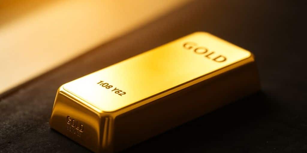 Un lingot d'or sur une surface veloutée.