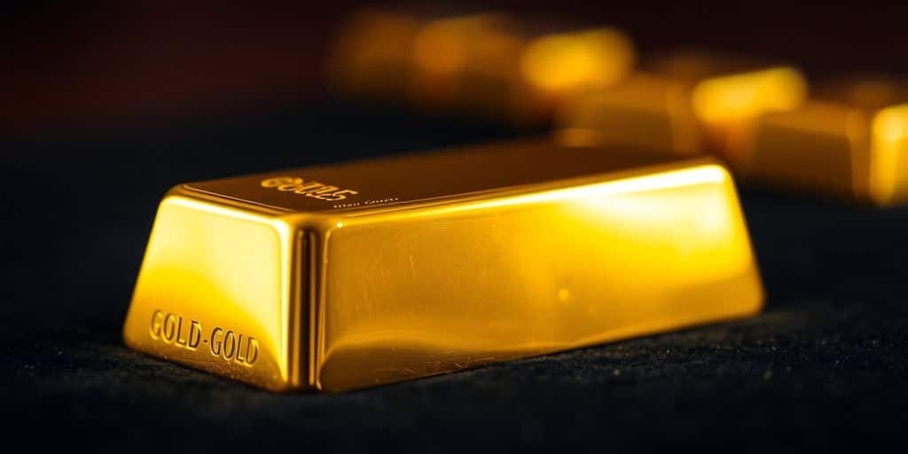 Lingot d'or sur une surface sombre.