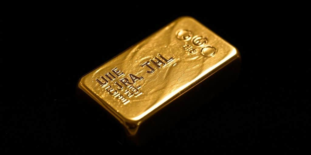 Lingot d'or sur une surface en velours noir.