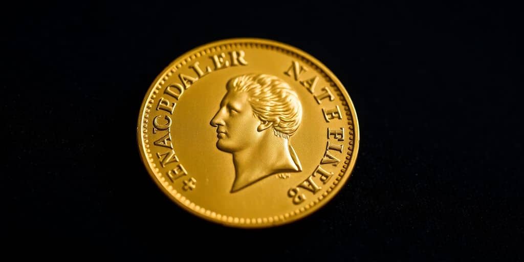 Monnaie en or Napoléon sur tissu noir.