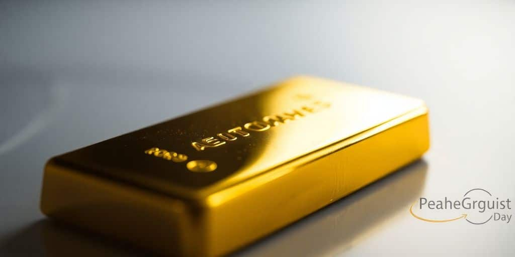 Un lingot d'or brillant sur une surface lisse.