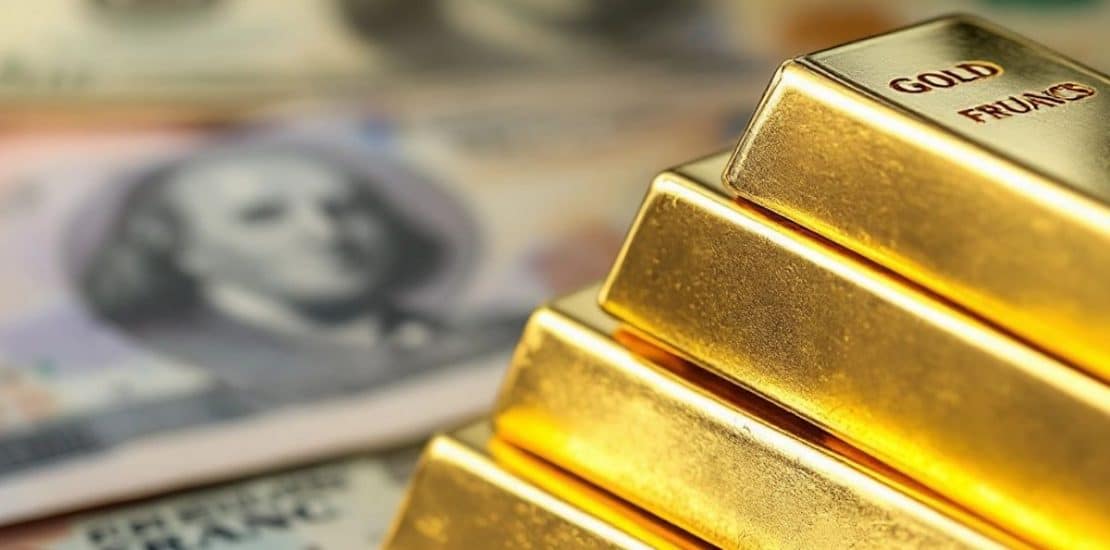Barres d'or brillantes avec billets de dollar et franc suisse.