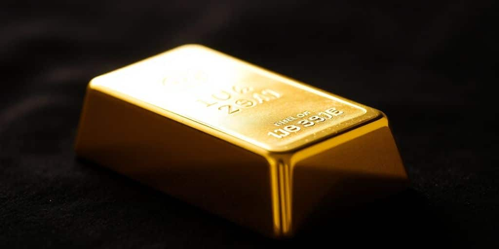 Lingot d'or sur un tissu en velours noir.