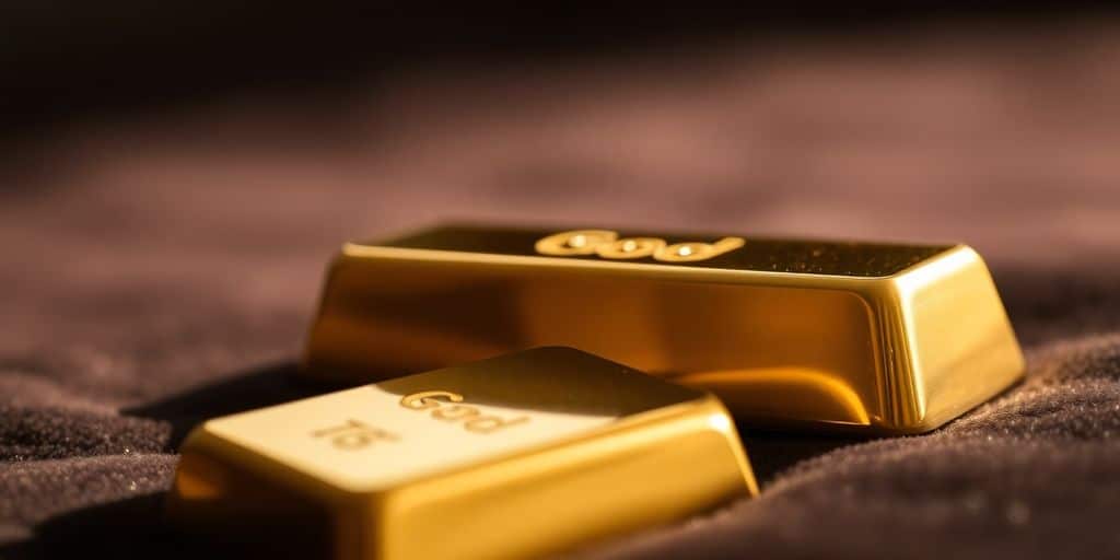 Barre d'or sur un fond sombre et flou.