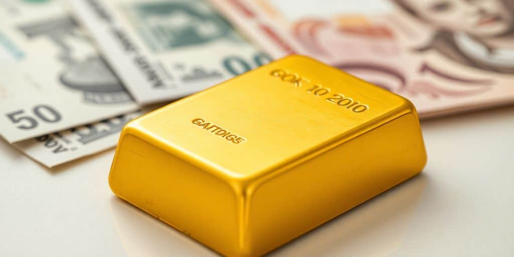 Lingot d'or sur des billets de monnaie forte.