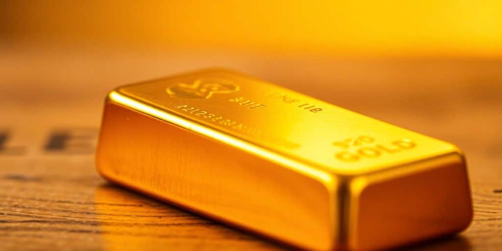 Lingot d'or sur une surface en bois.