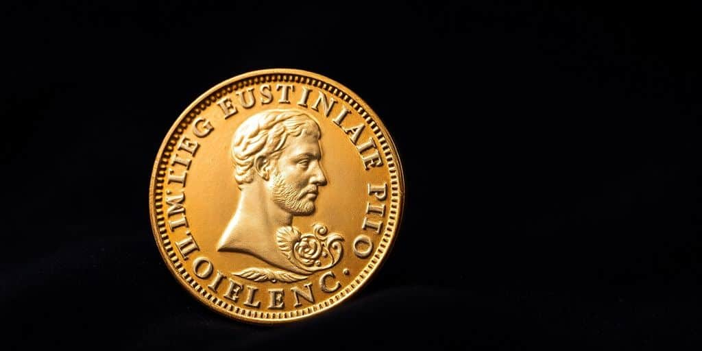 Une pièce d'or de Napoléon sur un fond velouté.