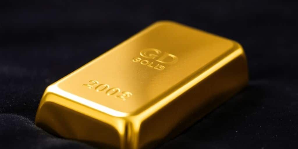 Lingot d'or sur un fond sombre.