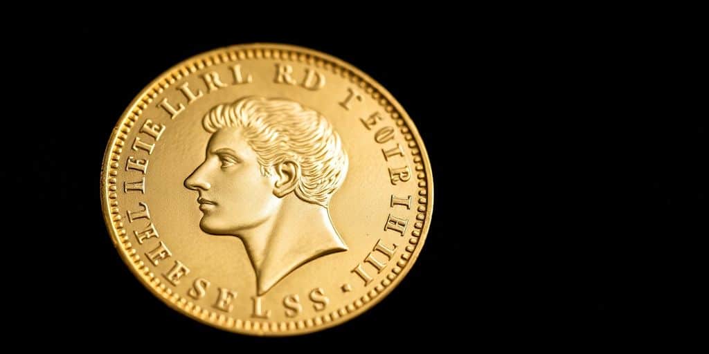 Monnaie Napoléon en or sur fond sombre.