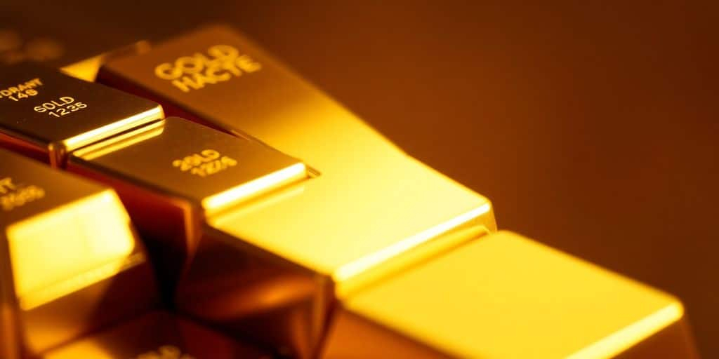 Des barres d'or empilées avec éclat.