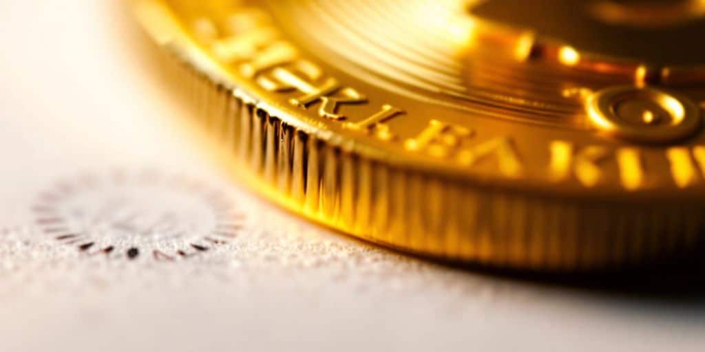 Pièce en or numismatique avec des motifs détaillés.