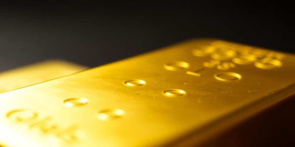 Barre d'or brillante et pure sur fond flou.