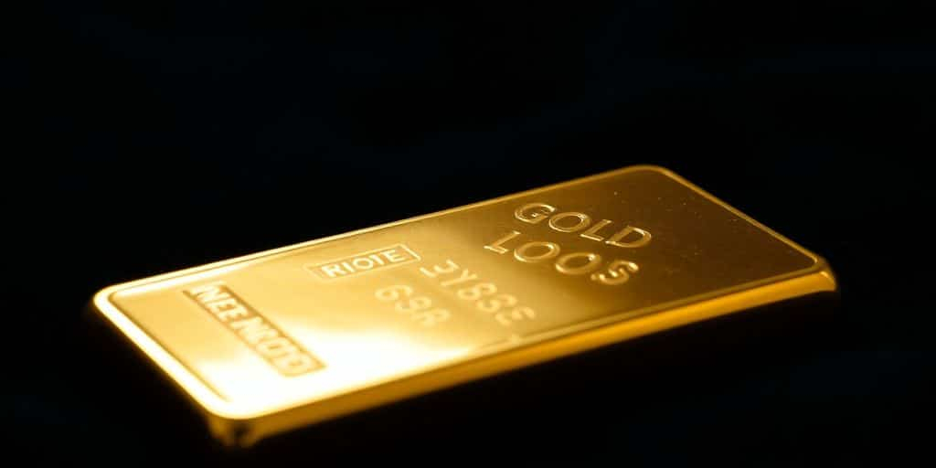 Un lingot d'or sur un fond sombre.