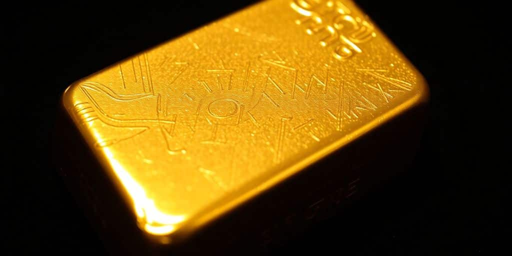 Lingot d'or brillant sur fond sombre.
