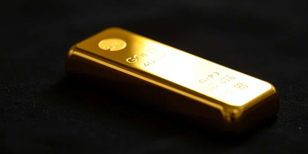 Un lingot d'or sur un fond en velours.