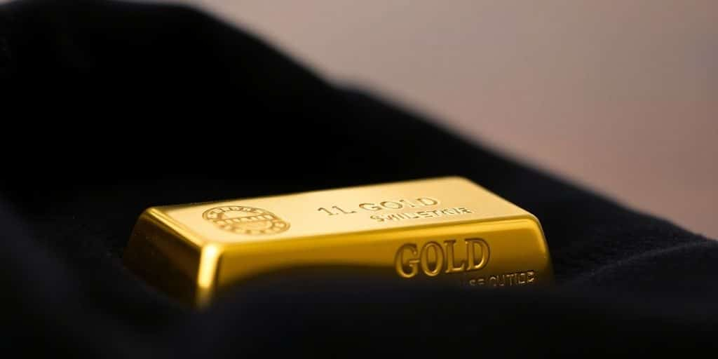 Lingot d'or sur un tissu en velours noir.