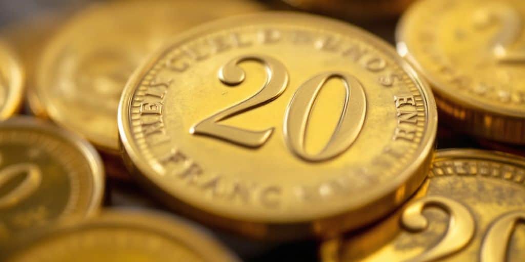 Pièce de 20 francs or en gros plan.