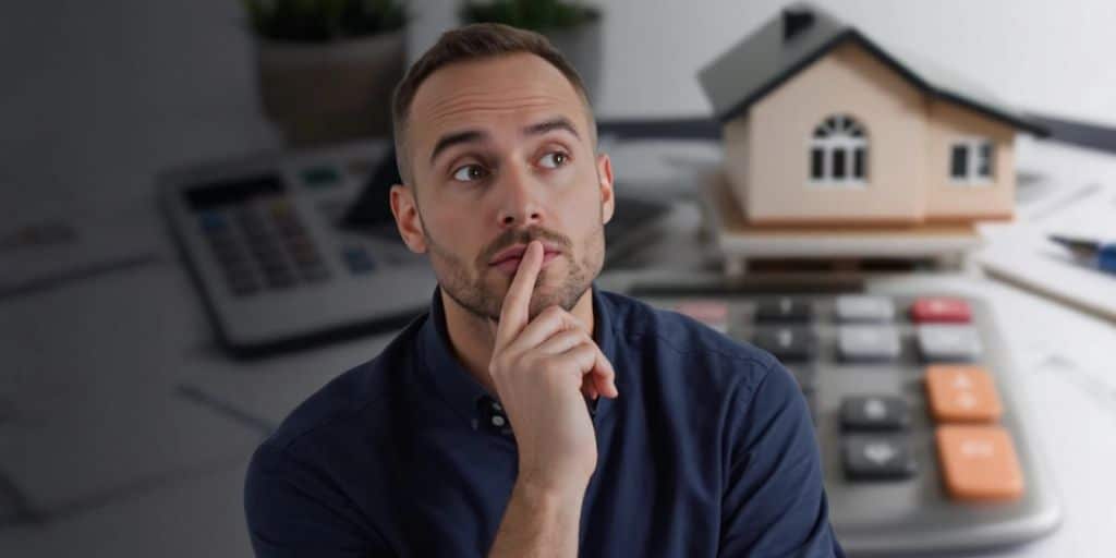 Person réfléchissant à une négociation de prix.