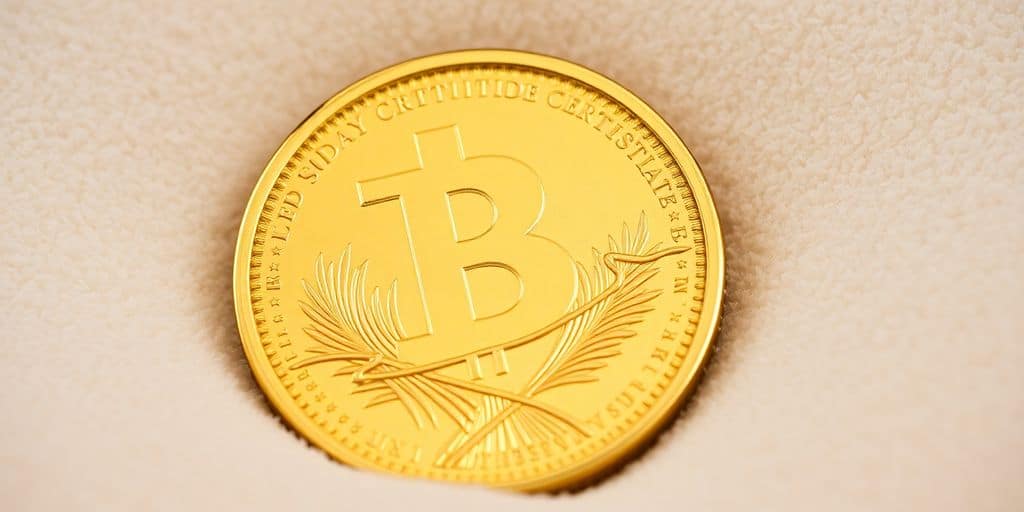 Pièce d'or numismatique certifiée sur fond de velours.
