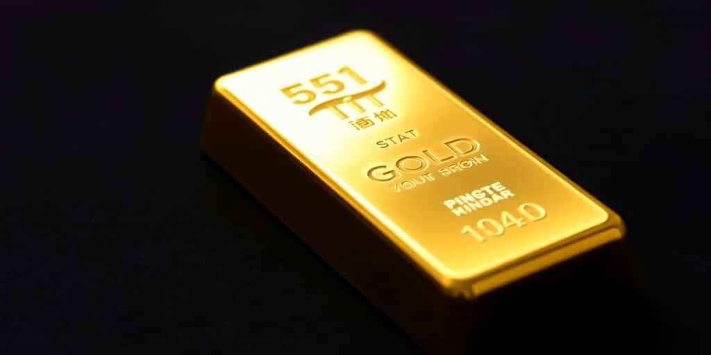 Barre d'or sur velours noir, représentant la valeur refuge.