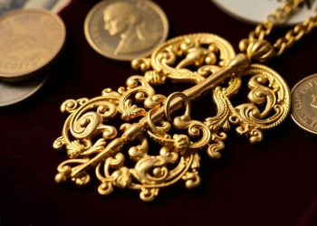 Bijoux en or sur un tissu, héritage familial.