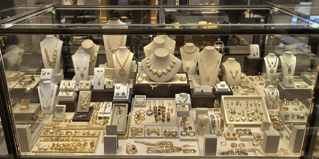 Bijoux élégants exposés dans une vitrine de boutique moderne.