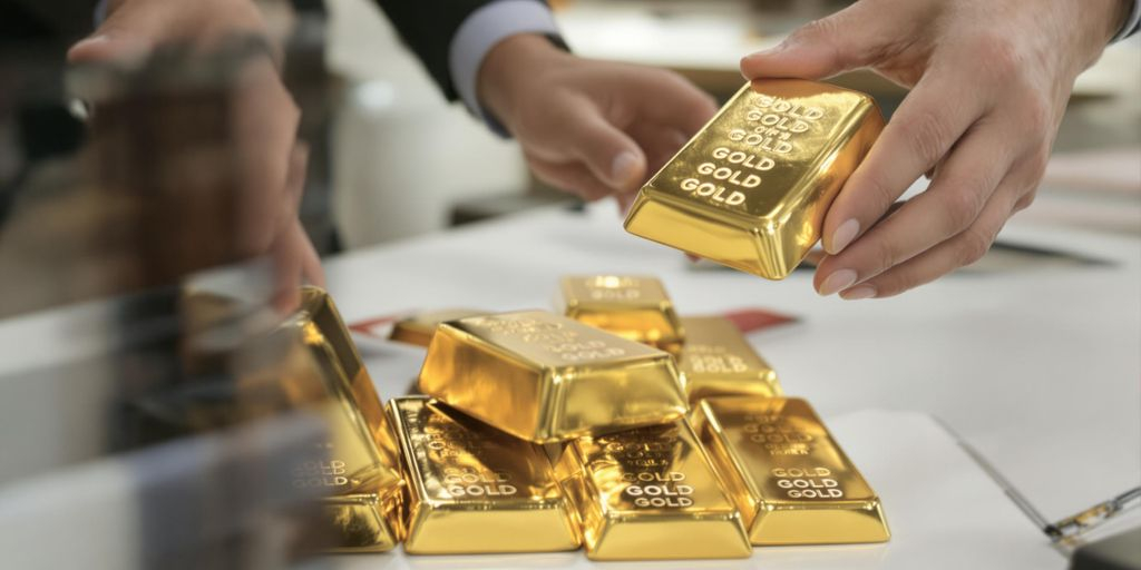 Des mains échangent des lingots d'or sur une table formelle.