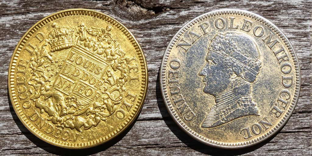 Anciennes pièces: un Louis d'Or et Napoléon en gros plan