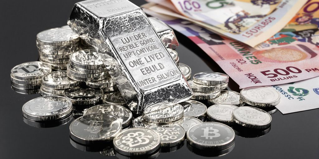 Photographie détaillée de lingots, pièces et billets sur surface élégante.
