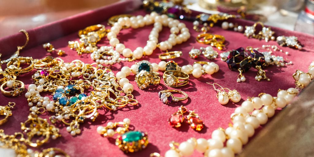 Bijoux anciens sur plateau en velours, éclairage doux naturel.