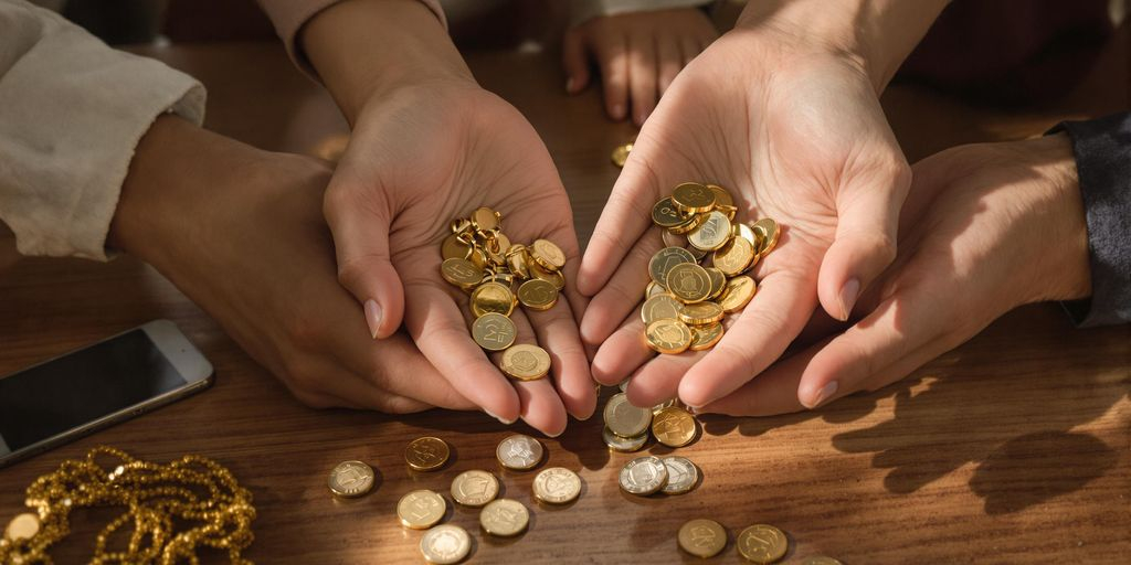 Mains de famille tenant des bijoux en or sur une table
