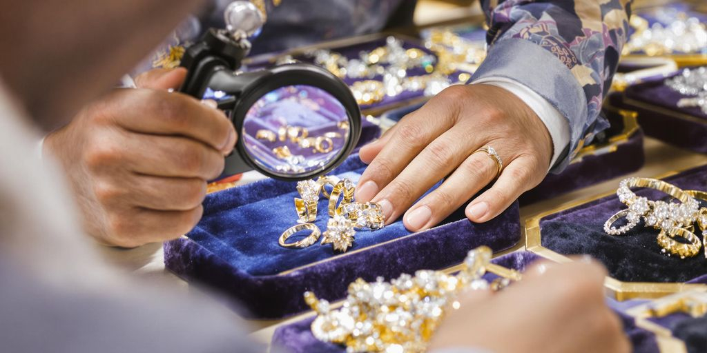 Un bijoutier examine des bijoux précieux avec une loupe