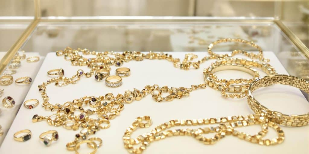 Bijoux en or exposés dans une vitrine vide d'enchères.