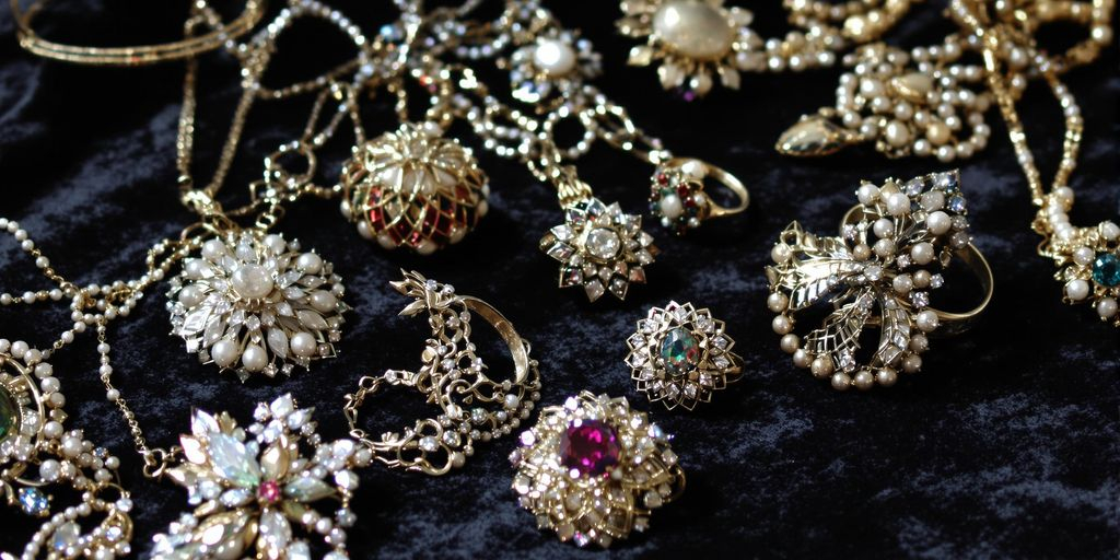 Photo de bijoux anciens sur tissu noir aux lueurs douces