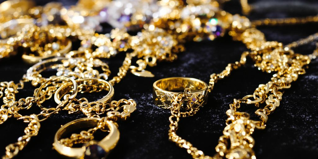 Bijoux en or posés sur un fond en velours sombre.