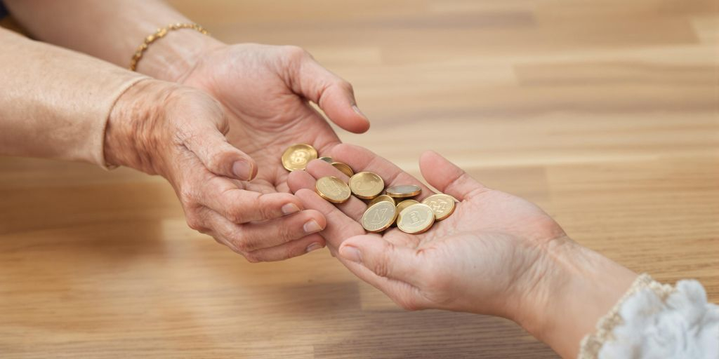 Main tenant des pièces d’or transmises entre générations