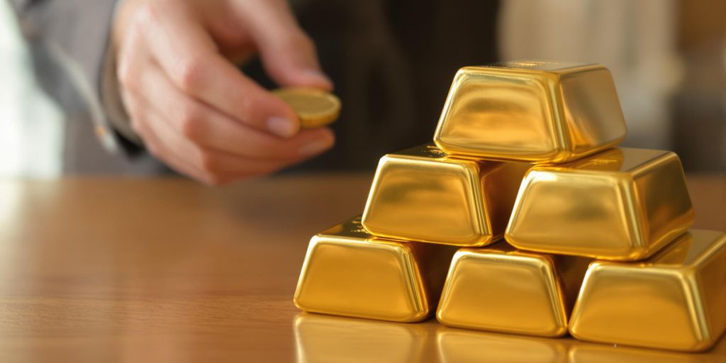 Lingots d'or et mains échangeant une pièce en arrière-plan.