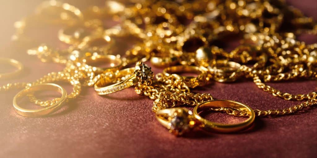 Bijoux en or variés sur une surface en velours.