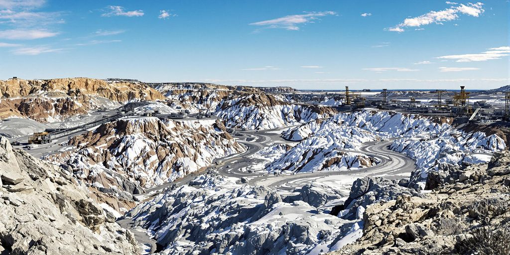 Photographie des mines argentées et paysages rocheux sous soleil éclatant.