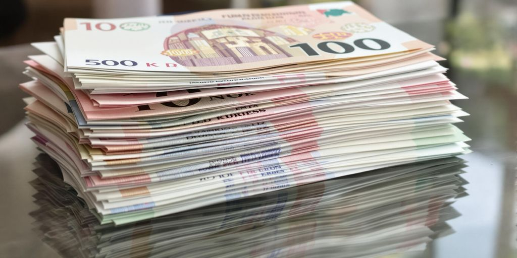 Photo de billets internationaux alignés sur une élégante surface polie