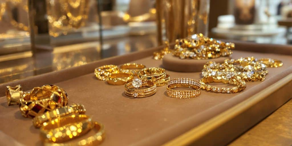 Bijoux en or étalés sur un plateau dans une bijouterie parisienne.