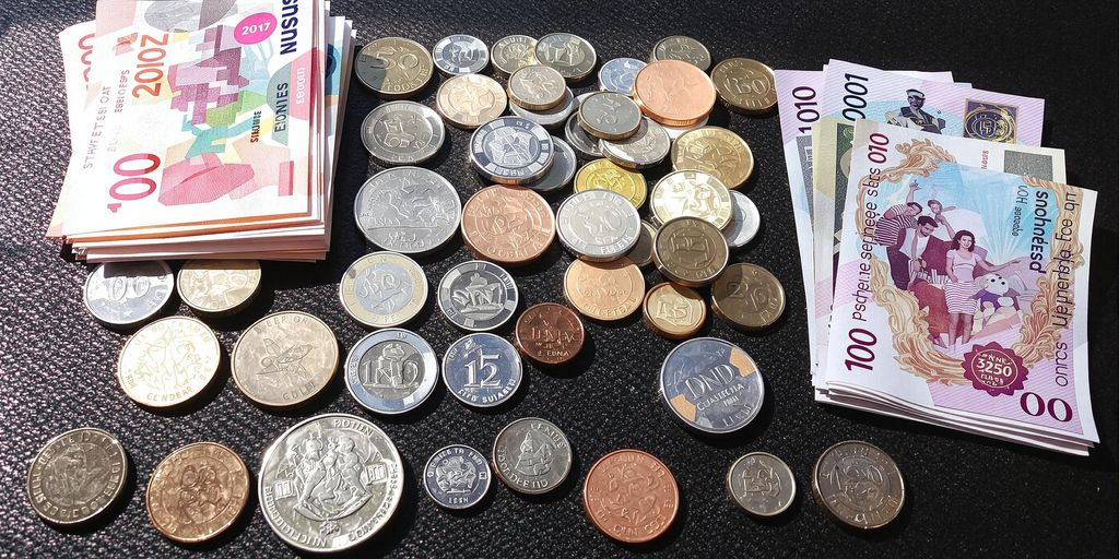 Photo de pièces et billets sur surface texturée, lumière douce.