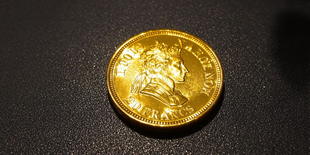 Photographie Napoléon coin ancien en or, texture fine, éclairage naturel.